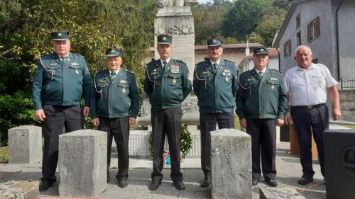 Veterani ob spomeniku baronu Andreju Čehovinu.