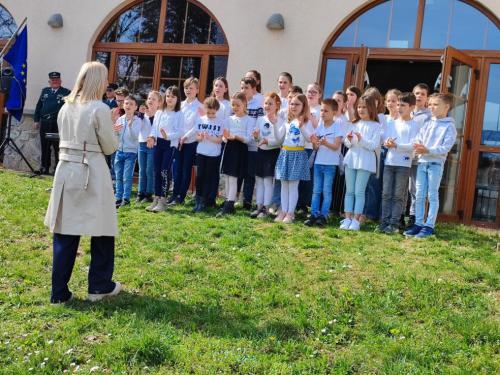 Nastop učencev podružnične osnovne šole Vogrsko.
