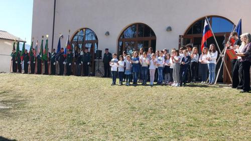Učenci POŠ Vogrsko so skupaj s Triom Veteran zapeli svečano pesem Goriških veteranov.