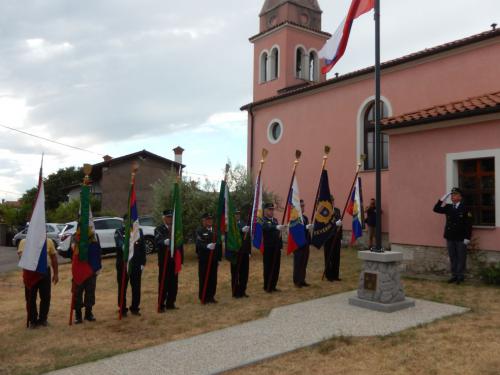 Častni pozdrav himni in Slovenski zastavi