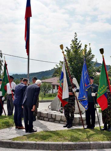 Ravnica. Častni pozdrav vsem padlim v vojni za samostojno Slovenijo. (foto: Mitja Humar)