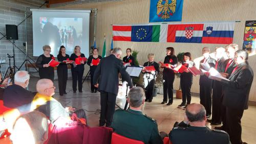 V dvorani je potekal kulturni program. Mešani pevski zbor iz Višnjana v Istri.