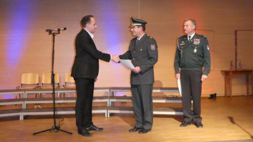 Namestnik poveljnika teritorialnegapolka 1. brigade Slovenske vojske podpolkovnik Franc Pangerc je predal priznanja OZVVS "Veteran" Nova Gorica in Občini Renče - Vogrsko