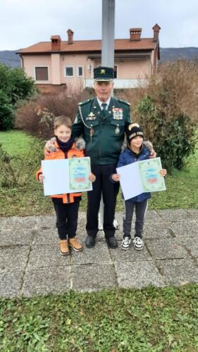 Prvačina. Tine in Enej sta prijela priznanje za slavnostni dvig Slovenske zastave.