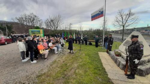 Draga pri Dornberku. Osnovna šola Branik je organizirala celostno slovesnost ob dvigu Slovenske zastave.