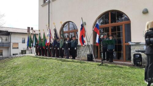 Začetek slovesnosti s Slovensko himno in častnim pozdravom praporščakov.